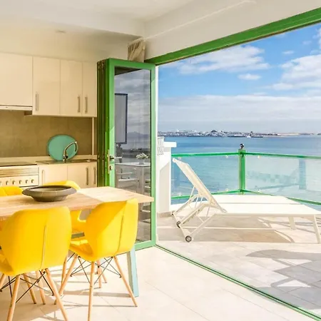 Sea Breeze Apartment *